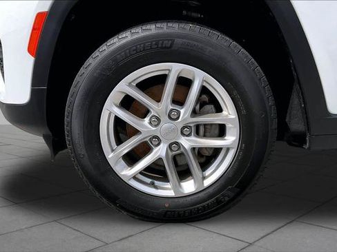 Certified 2023 Jeep Grand Cherokee Laredo AWD/4WD image 11