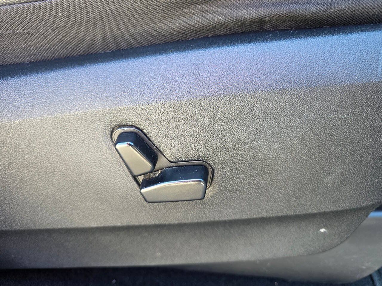 Used 2015 Chrysler Town & Country Touring-L w/ Driver Convenience Group FWD image 38