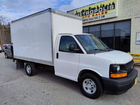 Used 2017 Chevrolet Express 3500 image 2