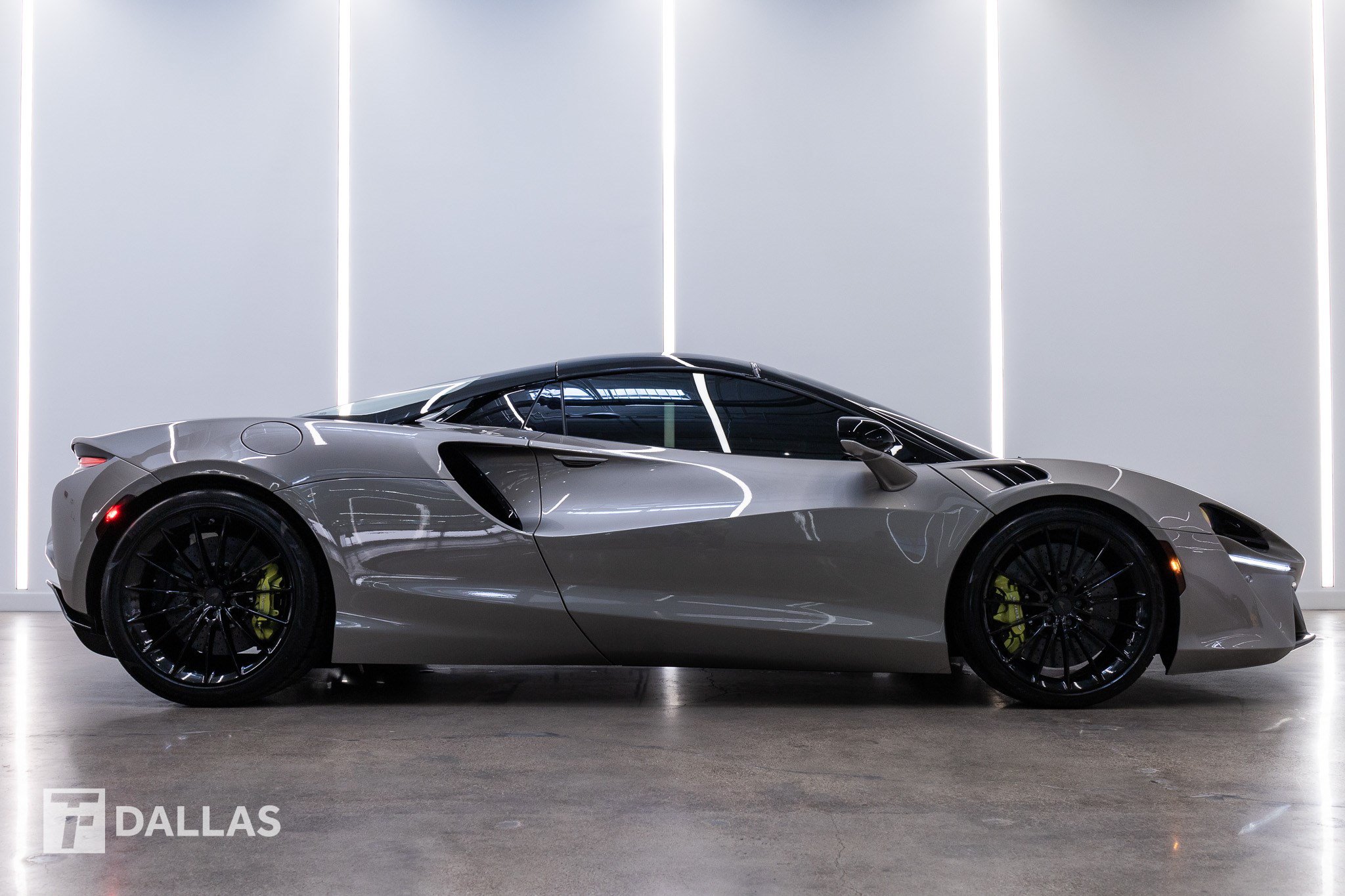 Used 2025 McLaren Artura Spider RWD image 14