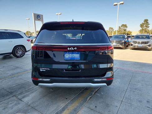 Used 2024 Kia Carnival LX image 7