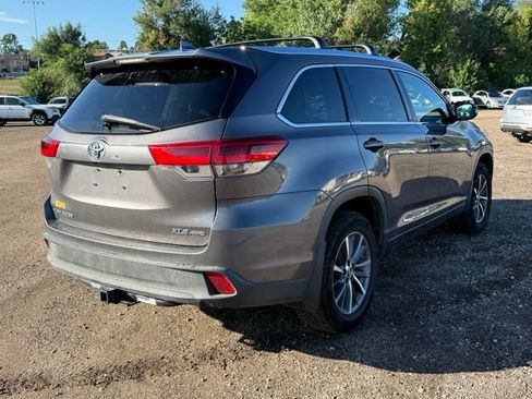 Used 2017 Toyota Highlander XLE AWD/4WD image 6