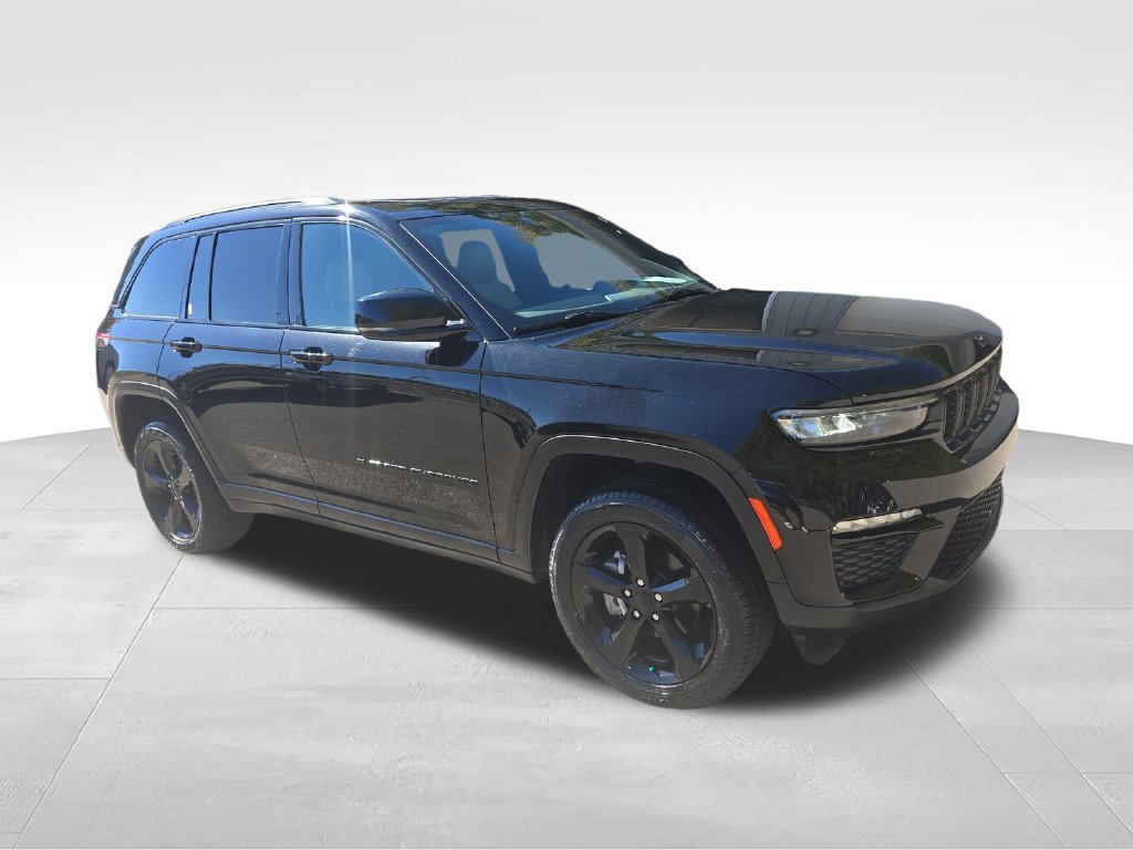 Used 2024 Jeep Grand Cherokee Limited w/ Black Appearance Package AWD/4WD image 9
