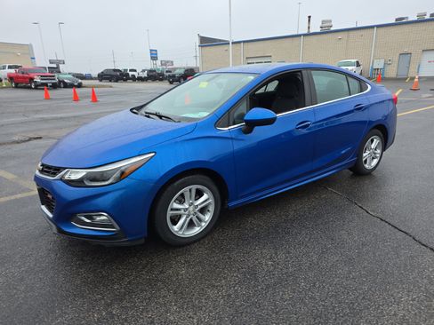 Used 2017 Chevrolet Cruze LT w/ Sun And Sound Package image 7