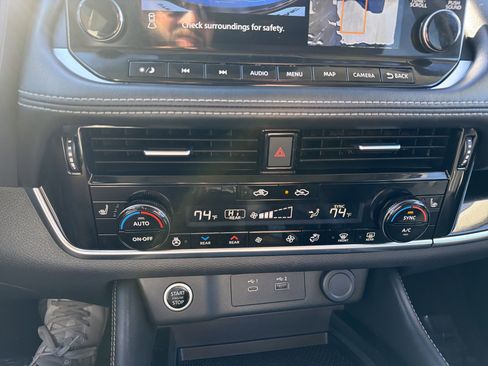 Used 2023 Nissan Rogue SL w/ SL Premium Package image 23