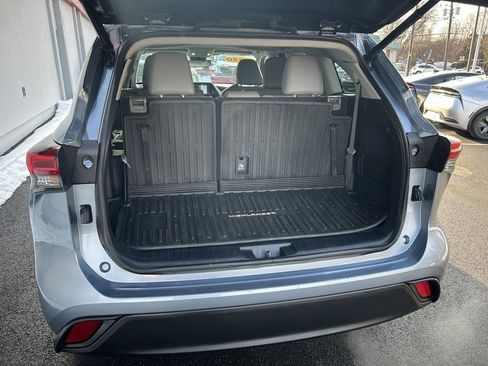 Used 2020 Toyota Highlander XLE image 11