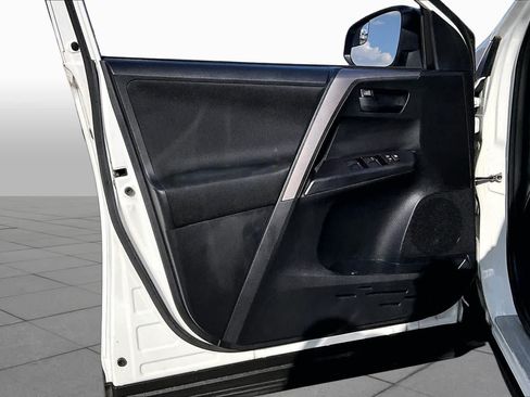 Used 2018 Toyota RAV4 LE FWD image 21