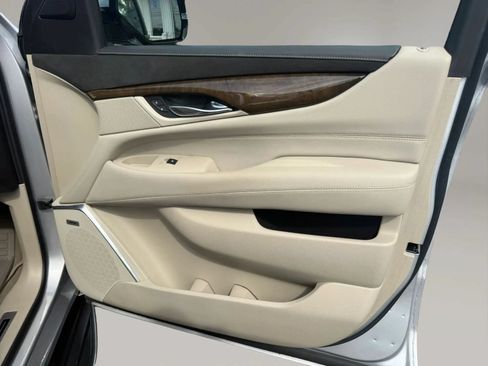 Used 2019 Cadillac Escalade ESV Luxury AWD/4WD image 62