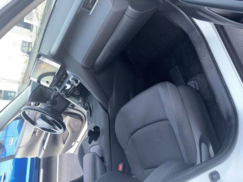 Used 2023 Toyota Venza LE image 9