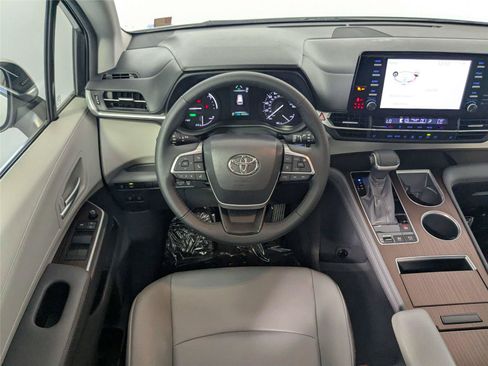 Certified 2022 Toyota Sienna XLE FWD image 40