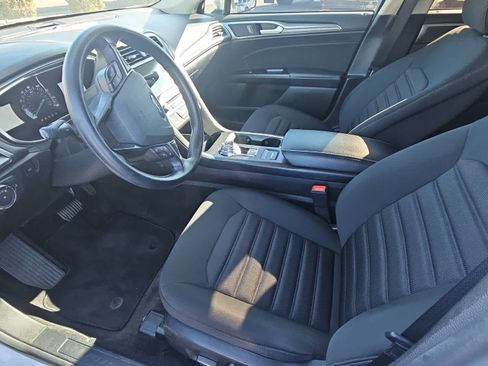 Used 2017 Ford Fusion SE w/ Fusion SE Technology Package image 14