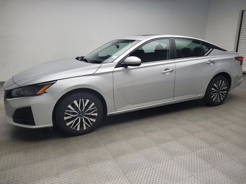 Used 2023 Nissan Altima 2.5 SV w/ SV Premium Package AWD/4WD image 2
