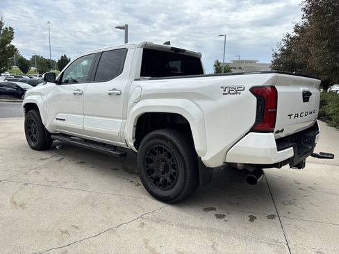 Used 2024 Toyota Tacoma TRD Sport w/ TRD Sport Premium Package AWD/4WD image 7
