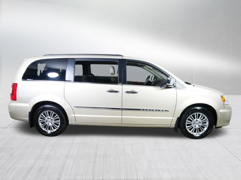 Used 2013 Chrysler Town & Country Touring-L w/ Driver Convenience Group FWD image 8