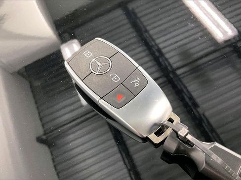 Used 2025 Mercedes-Benz GLB 250 image 13