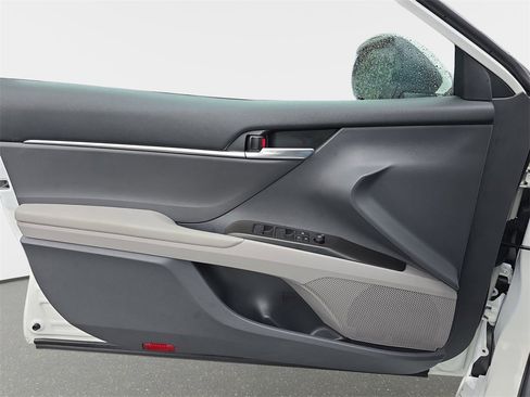 Used 2024 Toyota Camry SE image 30