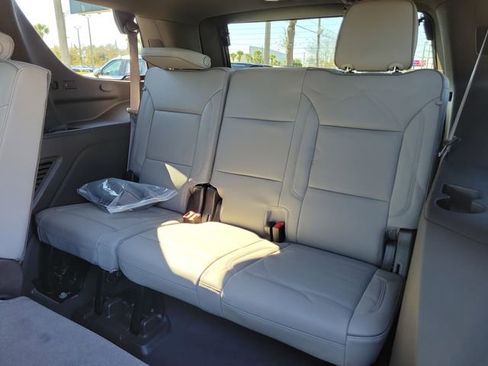 Used 2023 GMC Yukon SLT w/ SLT Luxury Package image 9