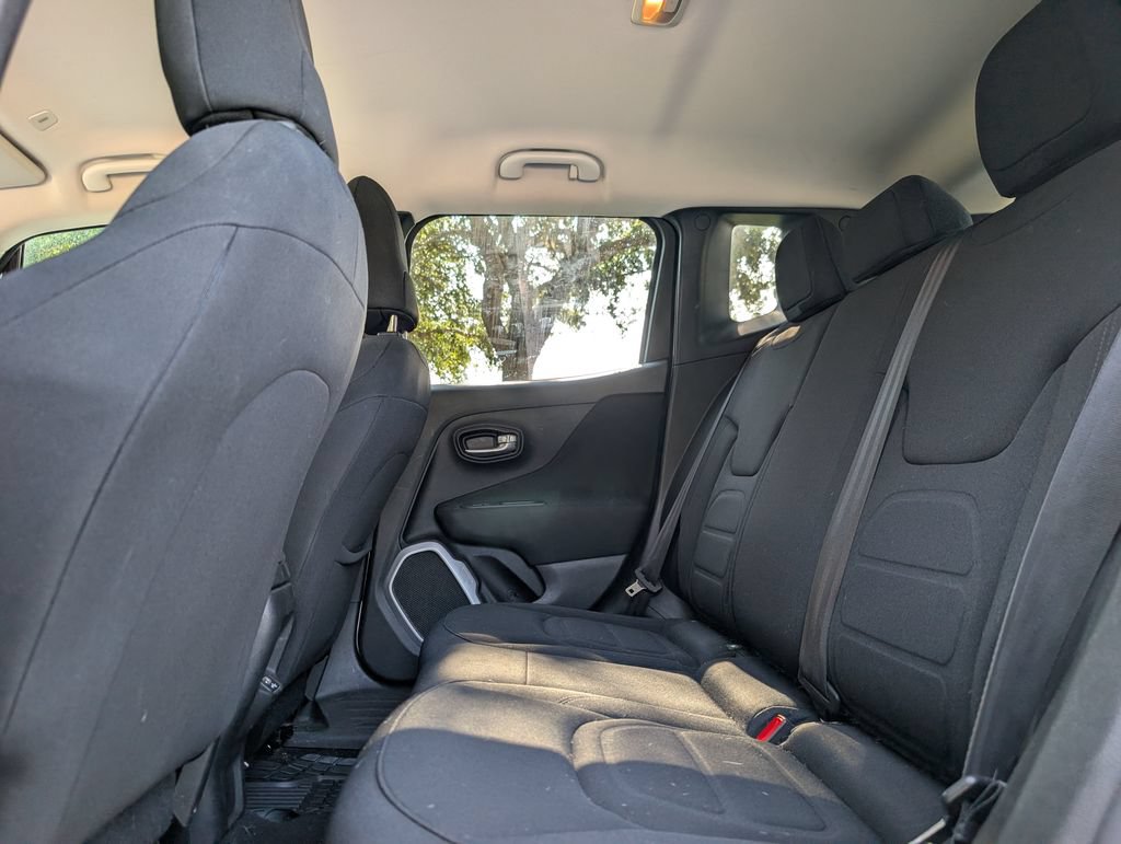Used 2018 Jeep Renegade Latitude FWD image 10