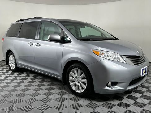 Used 2013 Toyota Sienna XLE w/ Premium Pkg AWD/4WD image 14