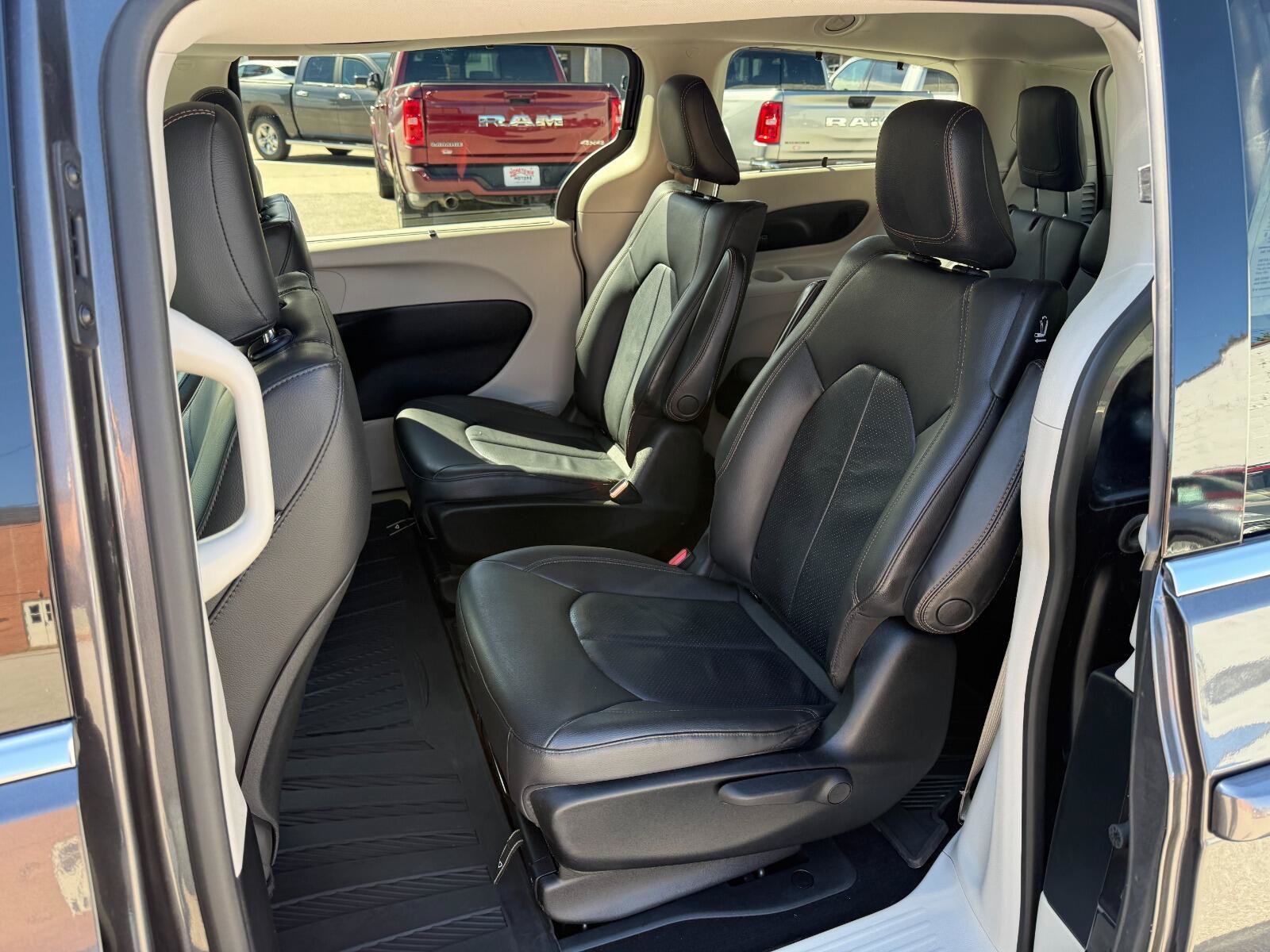 Used 2020 Chrysler Pacifica Touring-L w/ Premium Audio Group FWD image 12