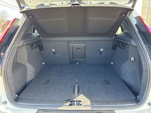 Used 2025 Volvo XC40 B5 Plus image 12