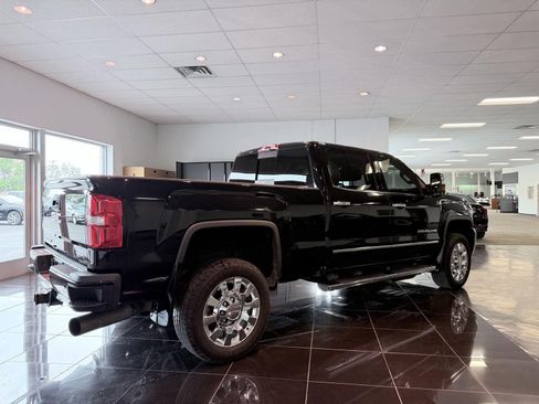Used 2018 GMC Sierra 2500 Denali w/ Duramax Plus Package AWD/4WD image 11