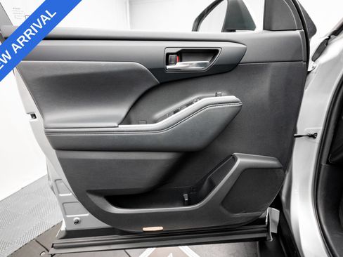 Used 2021 Toyota Highlander XLE AWD/4WD image 30