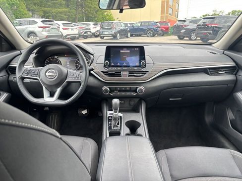 Used 2025 Nissan Altima 2.5 SV FWD image 33
