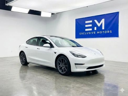 Used 2023 Tesla Model 3 Standard Range image 1