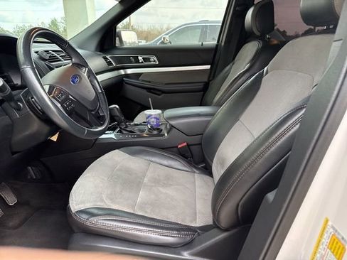 Used 2017 Ford Explorer XLT w/ Equipment Group 202A image 3