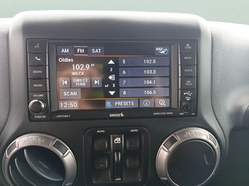 Used 2018 Jeep Wrangler Unlimited Sahara AWD/4WD image 17
