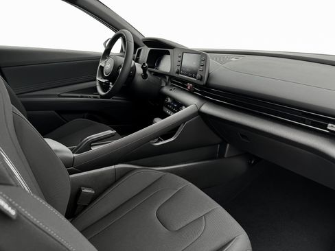 Certified 2025 Hyundai Elantra Sport image 15