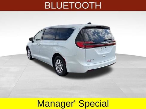 Used 2023 Chrysler Pacifica Touring-L FWD image 5
