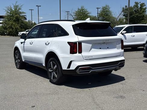 Used 2023 Kia Sorento EX w/ Panoramic Sunroof Package FWD image 4