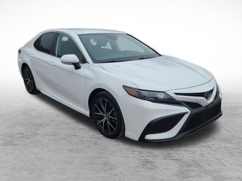 Used 2023 Toyota Camry SE image 3