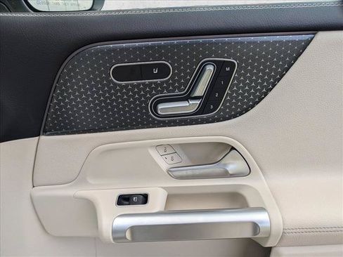 Used 2025 Mercedes-Benz GLB 250 image 21