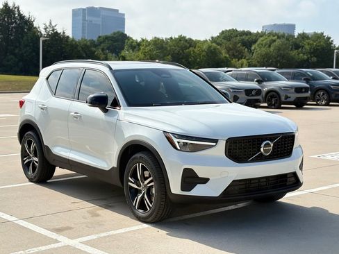 New 2026 Volvo XC40 B5 Core AWD/4WD image 3