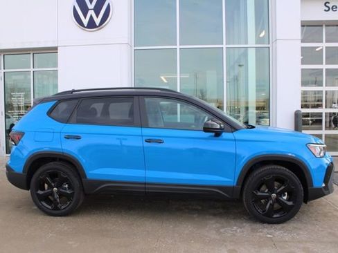 New 2026 Volkswagen Taos SE image 3