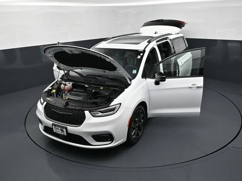 Used 2024 Chrysler Pacifica Touring-L w/ S Appearance Package FWD image 25