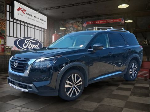 Used 2025 Nissan Pathfinder Platinum AWD/4WD image 1
