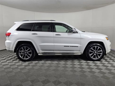 Used 2017 Jeep Grand Cherokee Overland w/ Jeep Active Safety Group image 5