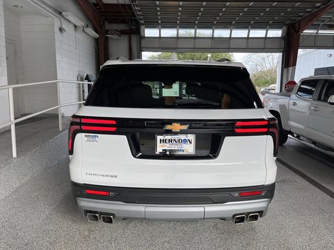 Used 2025 Chevrolet Traverse LT image 7
