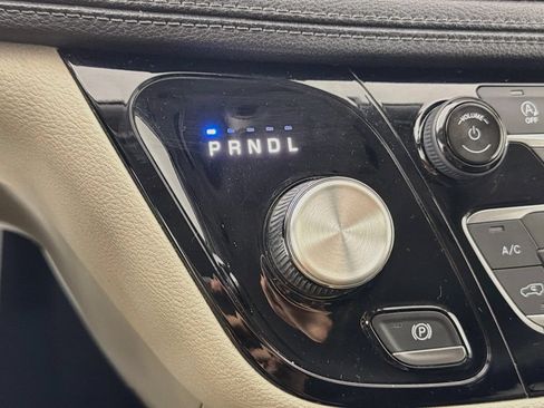 Used 2019 Chrysler Pacifica Limited FWD image 17