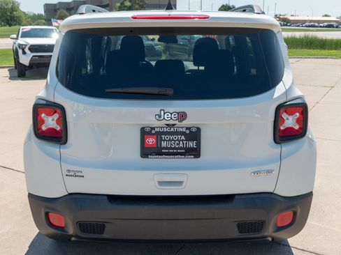 Used 2018 Jeep Renegade Latitude FWD image 17
