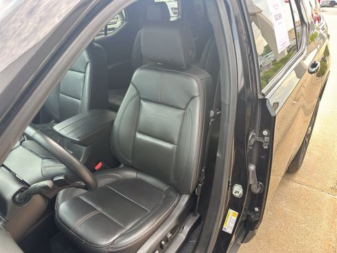 Used 2023 Chevrolet Traverse RS FWD image 26