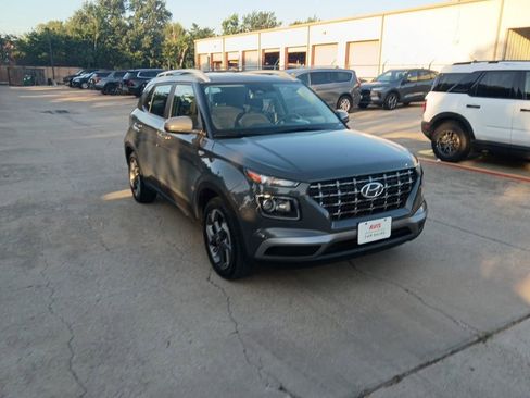 Used 2025 Hyundai Venue SEL FWD image 6