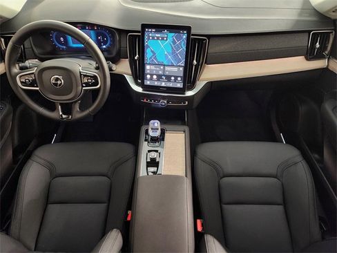 Used 2025 Volvo XC90 B5 Plus image 4