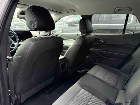 Used 2025 Chevrolet Trax LT w/ LT Convenience Package image 5