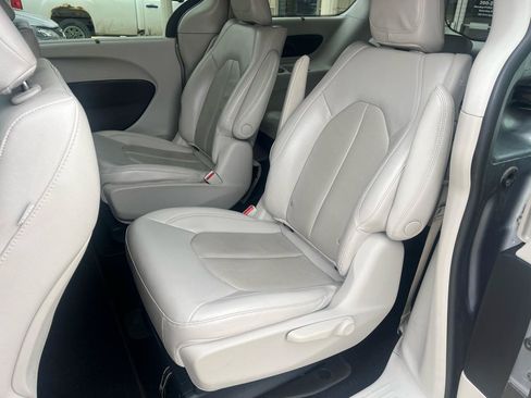 Used 2021 Chrysler Pacifica Touring-L FWD image 8