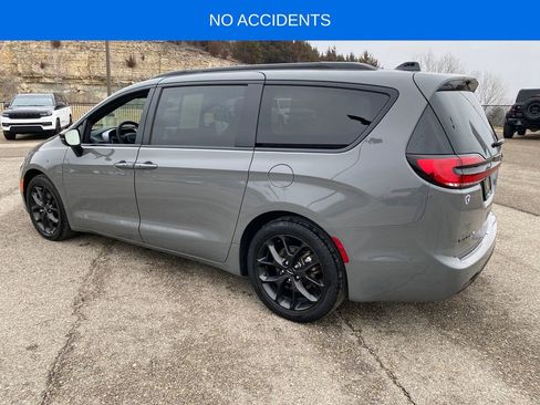 Used 2025 Chrysler Pacifica Limited image 4